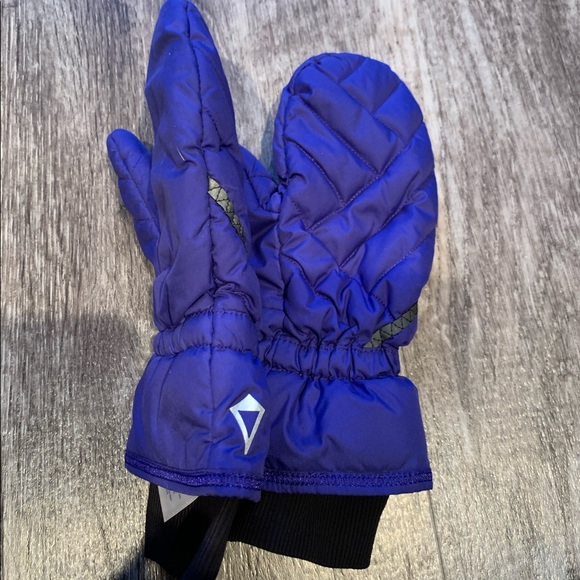 Girls Lululemon mittens - Picture 1 of 4